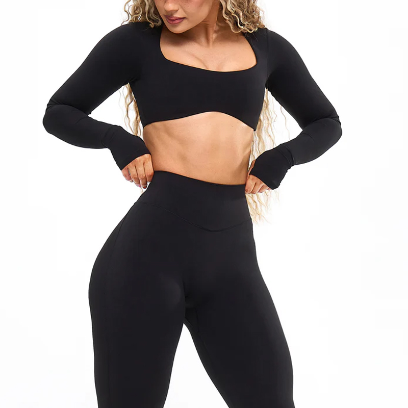 Weiches und strukturiertes Crop-Top mit langen Ärmeln