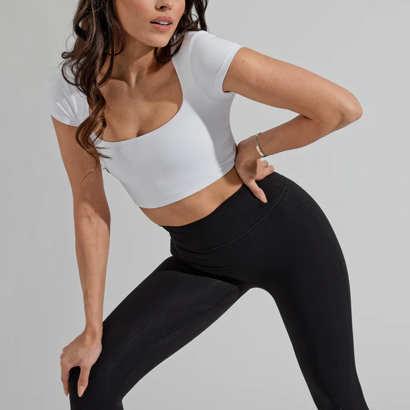 Atmungsaktives Crop-Top mit eckigem Ausschnitt und kurzen Ärmeln